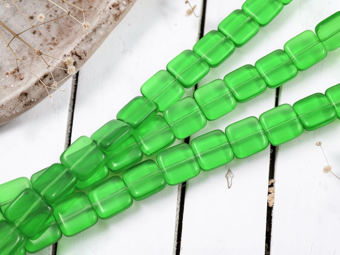 *13* 15mm Translucent Emerald Green Flat Square Beads